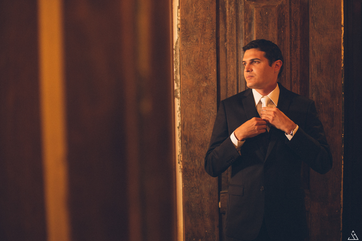 jessica mende fotografia. fotografo de casamento Gabi e leo, recife-pe. noivo porta da igreja.