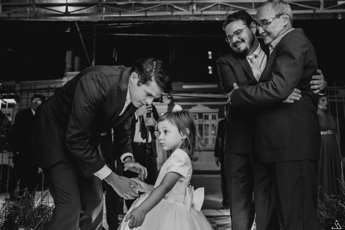 jessica mende fotografia. fotografo de casamento Gabi e leo, recife-pe. noivo porta da igreja.