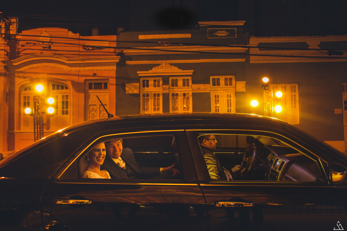 jessica mende fotografia. fotografo de casamento Gabi e leo, recife-pe. noiva porta da igreja, dentro do carro.