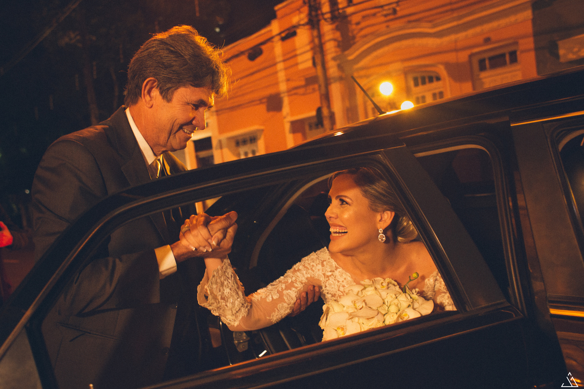 jessica mende fotografia. fotografo de casamento Gabi e leo, recife-pe. noivo porta da igreja.