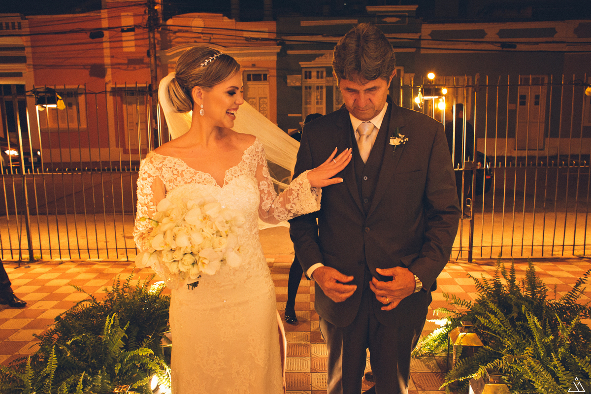 jessica mende fotografia. fotografo de casamento Gabi e leo, recife-pe. noivo porta da igreja.