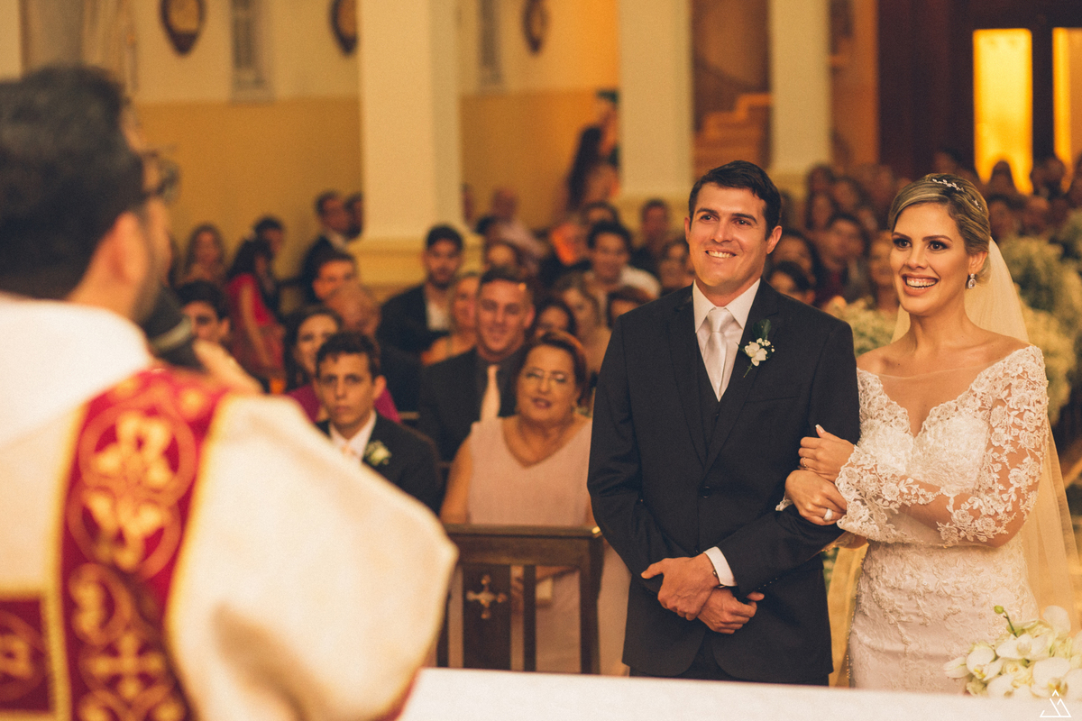 jessica mende fotografia. fotografo de casamento Gabi e leo, recife-pe. noivo porta da igreja. Casal igreja católica