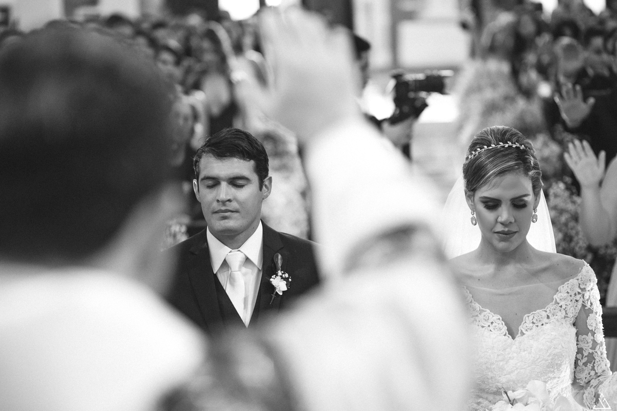 jessica mende fotografia. fotografo de casamento Gabi e leo, recife-pe. noivo porta da igreja. Casal igreja católica