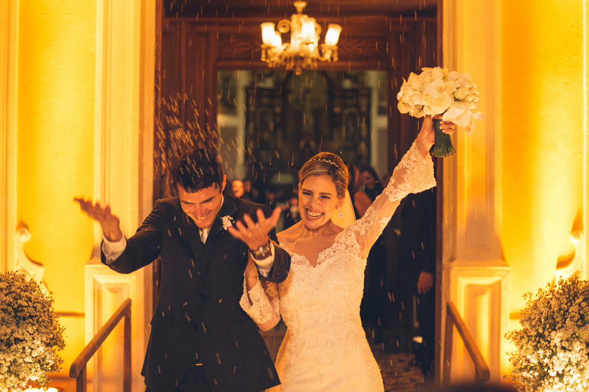 jessica mende fotografia. fotografo de casamento Gabi e leo, recife-pe. noivo porta da igreja. Casal igreja católica. chuva de arroz casamento, saída dos noivos.