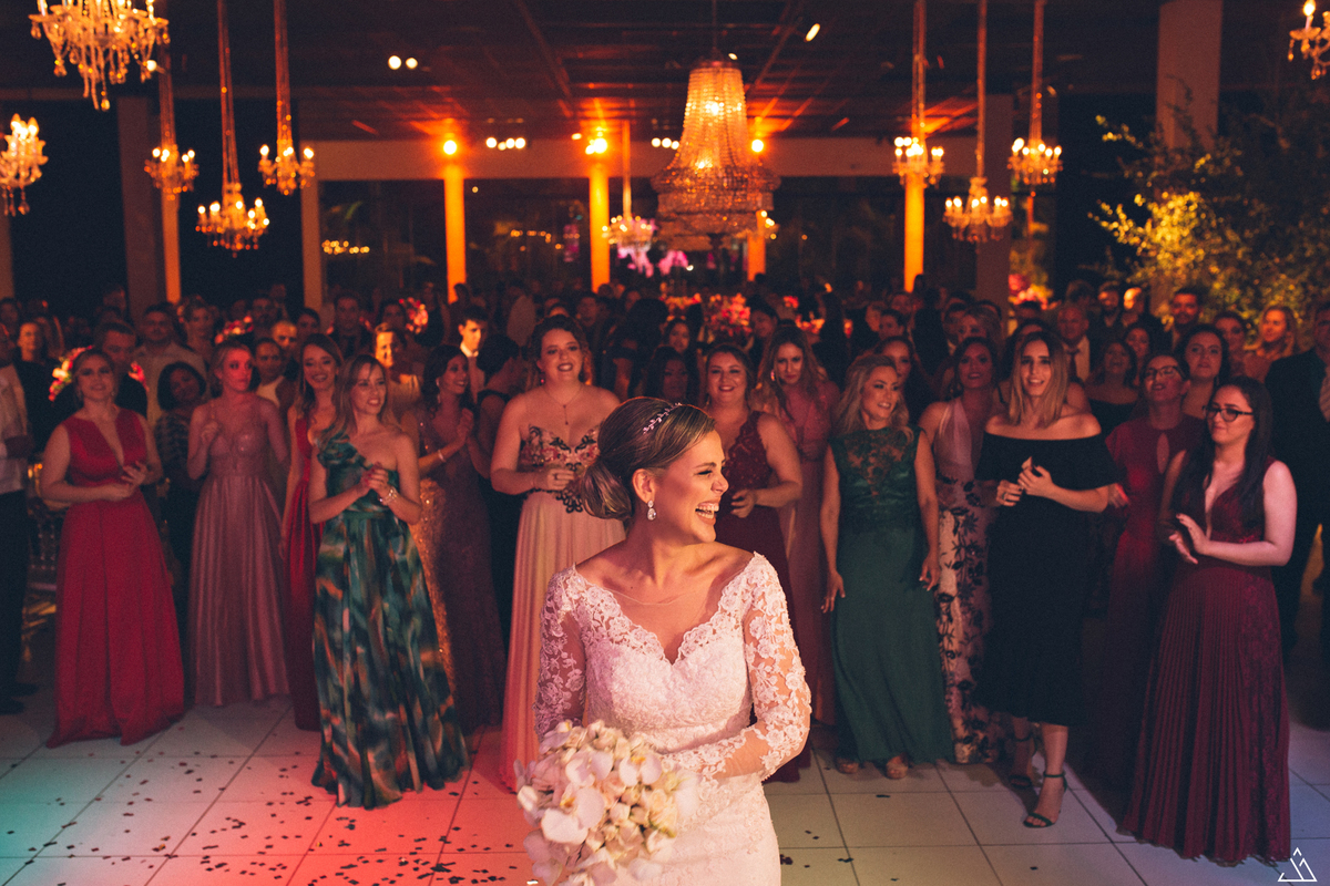 jessica mende fotografia. fotografo de casamento Gabi e leo, recife-pe. jogando o buquê na festa de casamento