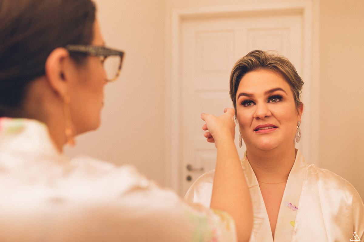 jessica mende fotografia. fotografo de casamento Gabi e leo recife-pe. making of da noiva, vestido de noiva. irmá da noiva se emocionando no casamento