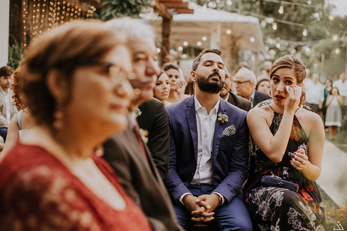 cerimônia de casamento de dia. Fotógrafo em casamento em recife-PE. madrinha chorando de emoção.