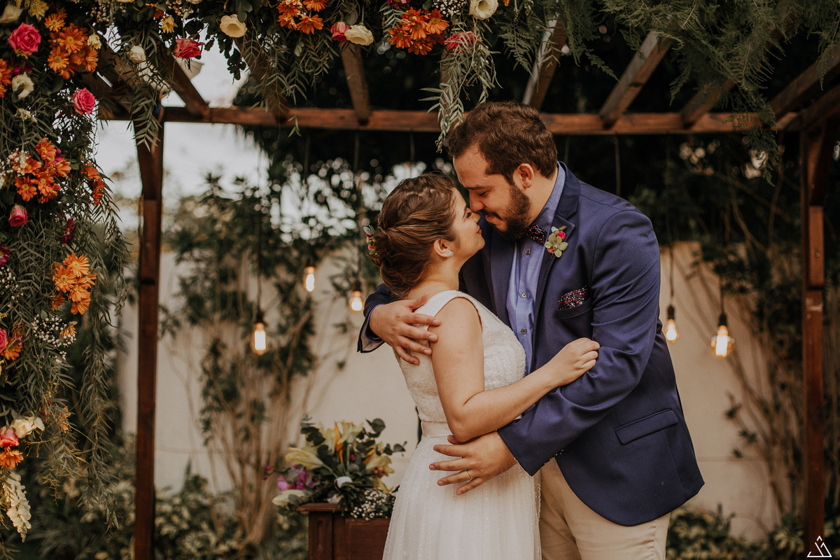 cerimônia de casamento de dia. Fotógrafo em casamento em recife-PE. momento do beijo na cerimônia de casamento.