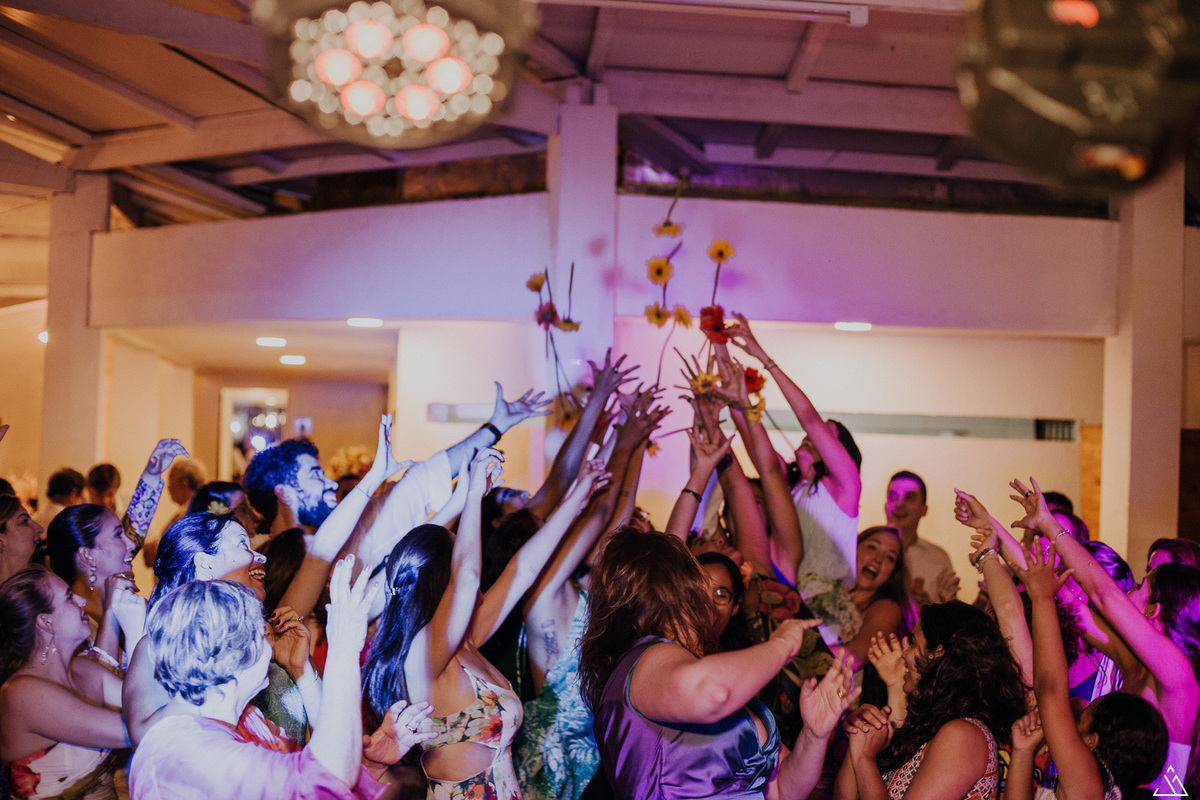 festa de casamento. fotógrafo de casamento em recife- PE. Momento de jogar o buquê da noiva.