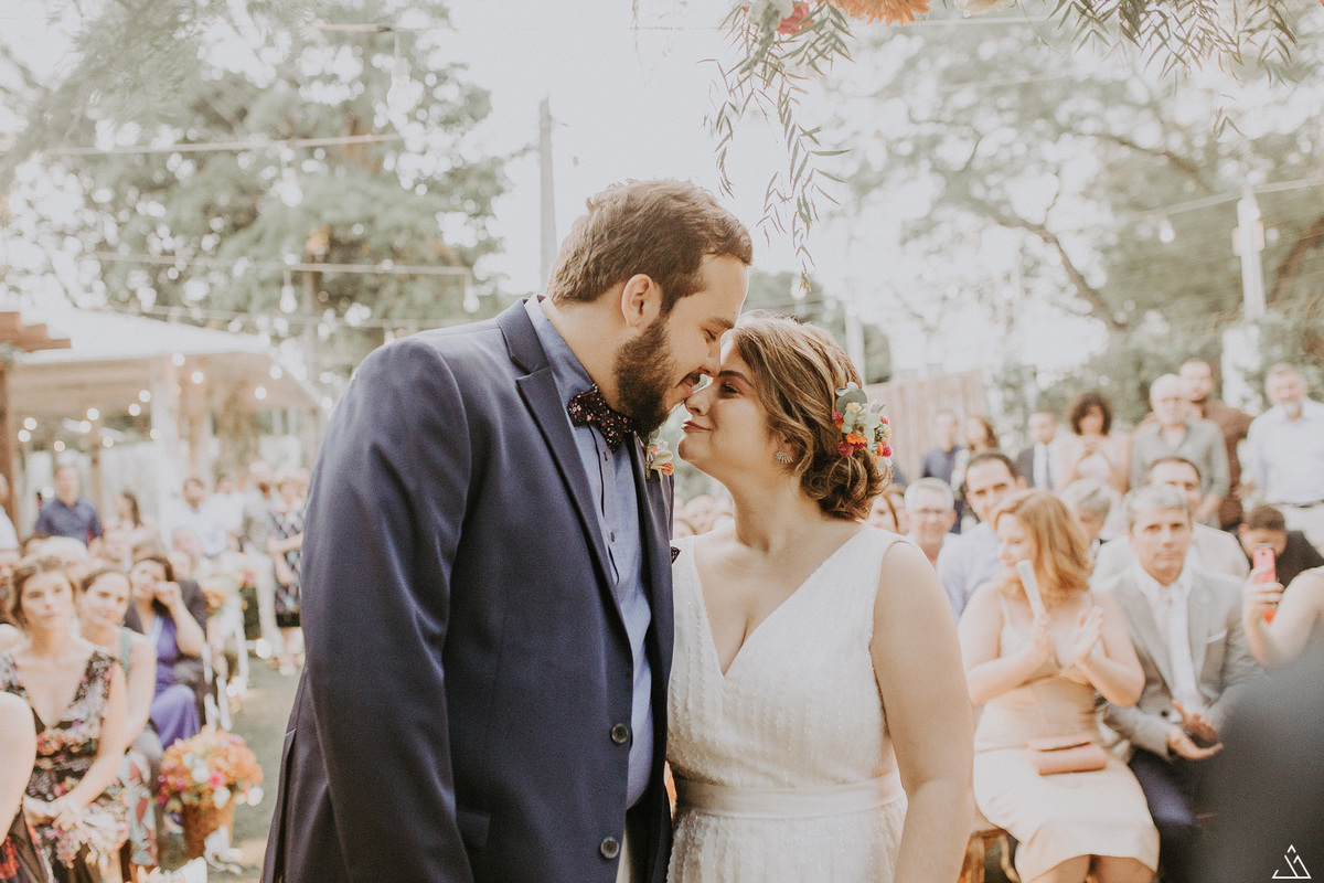 Fotógrafo de casamento em Recife. Jardim Aurora recepção em Recife-PE.  casal de noivos no altar. casamento de dia.