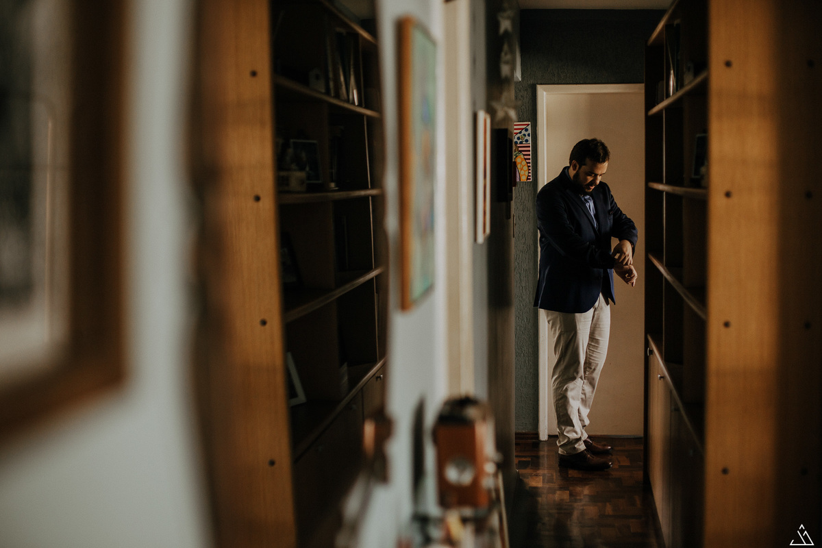 making of do noivo se arrumando para a cerimônia de casamento em recife- PE. Fotógrafo em casamento em recife-PE.