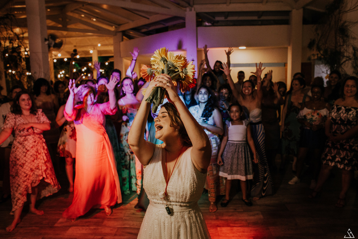 festa de casamento. fotógrafo de casamento em recife- PE. Momento de jogar o buquê da noiva.