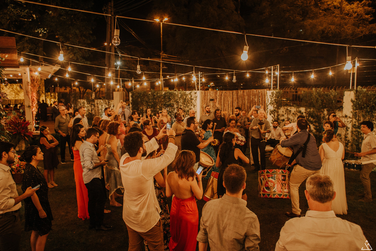 festa de casamento. fotógrafo de recife. casamento duda e gabriel. noivos tocando maracatu.