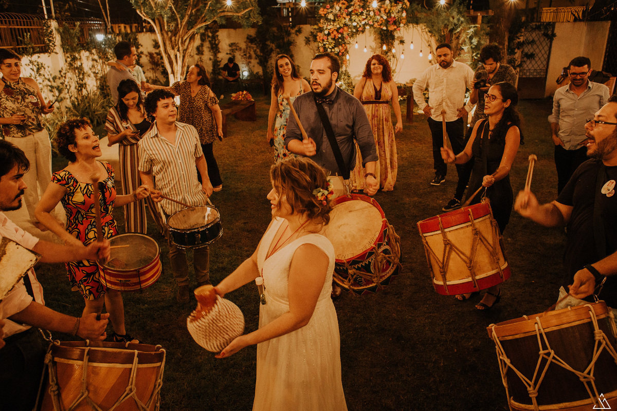 festa de casamento. fotógrafo de recife. casamento duda e gabriel. noivos tocando maracatu.festa de casamento. fotógrafo de recife. casamento duda e gabriel. noivos tocando maracatu.