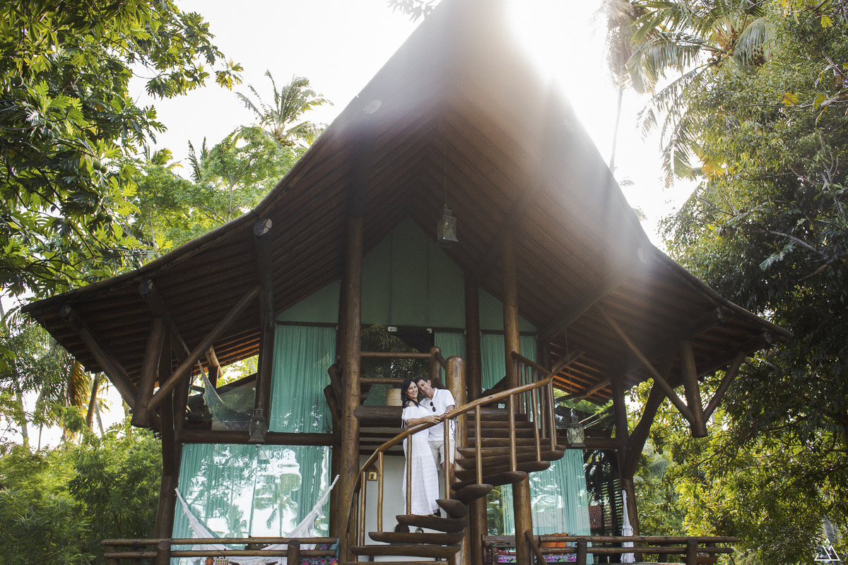 ensaio de casal na praia de Carneiros - PE. Jessica Mendes fotografia fazendo pré-casamento.
