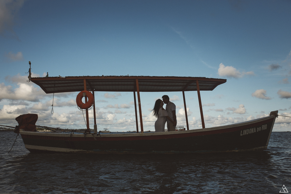 ensaio de casal na praia de Carneiros - PE. Jessica Mendes fotografia fazendo pré-casamento.