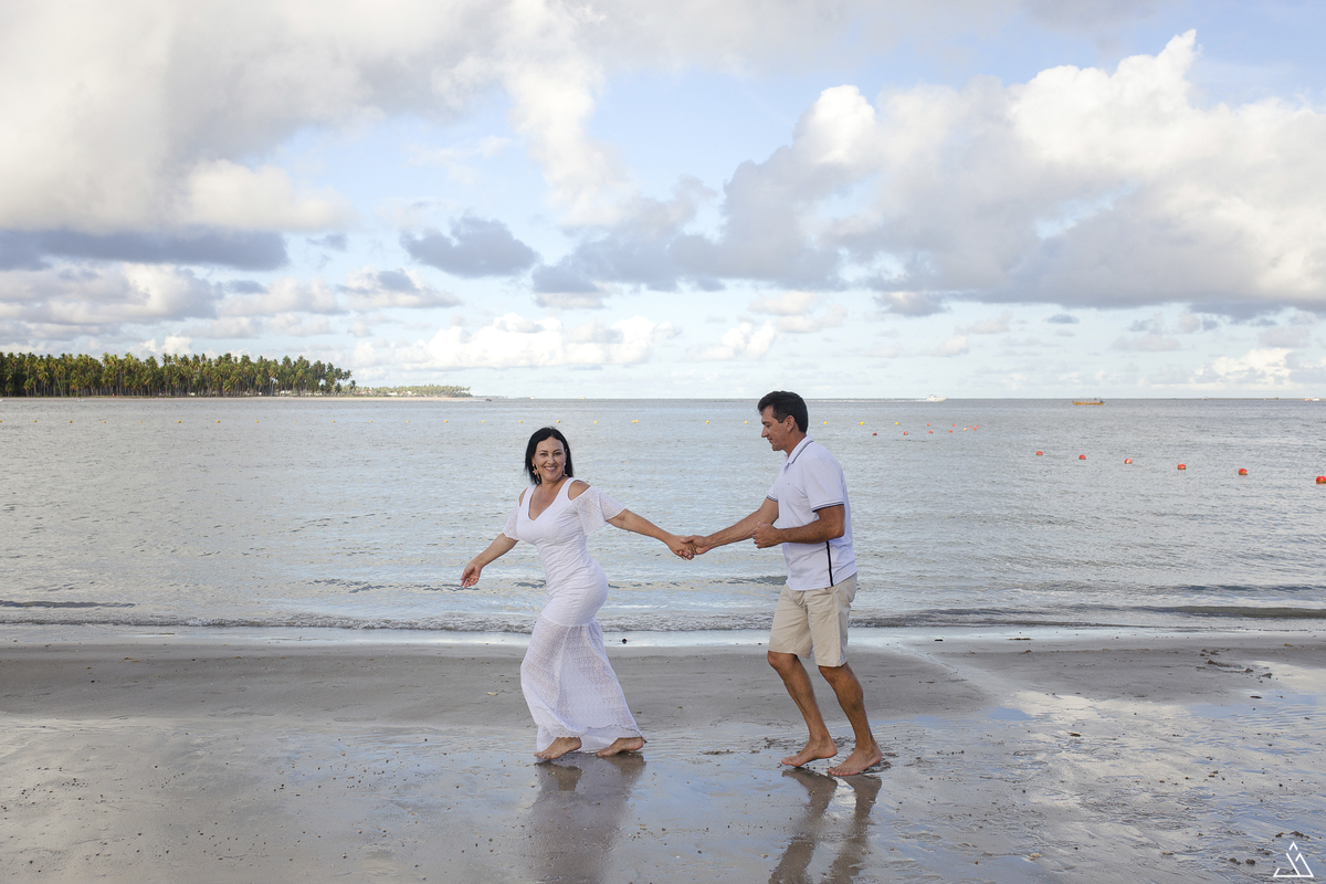 ensaio de casal na praia de Carneiros - PE. Jessica Mendes fotografia fazendo pré-casamento.