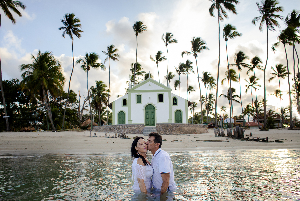 ensaio de casal na praia de Carneiros - PE. Jessica Mendes fotografia fazendo pré-casamento.