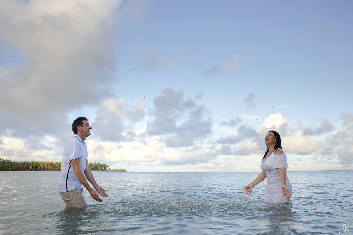 ensaio de casal na praia de Carneiros - PE. Jessica Mendes fotografia fazendo pré-casamento.