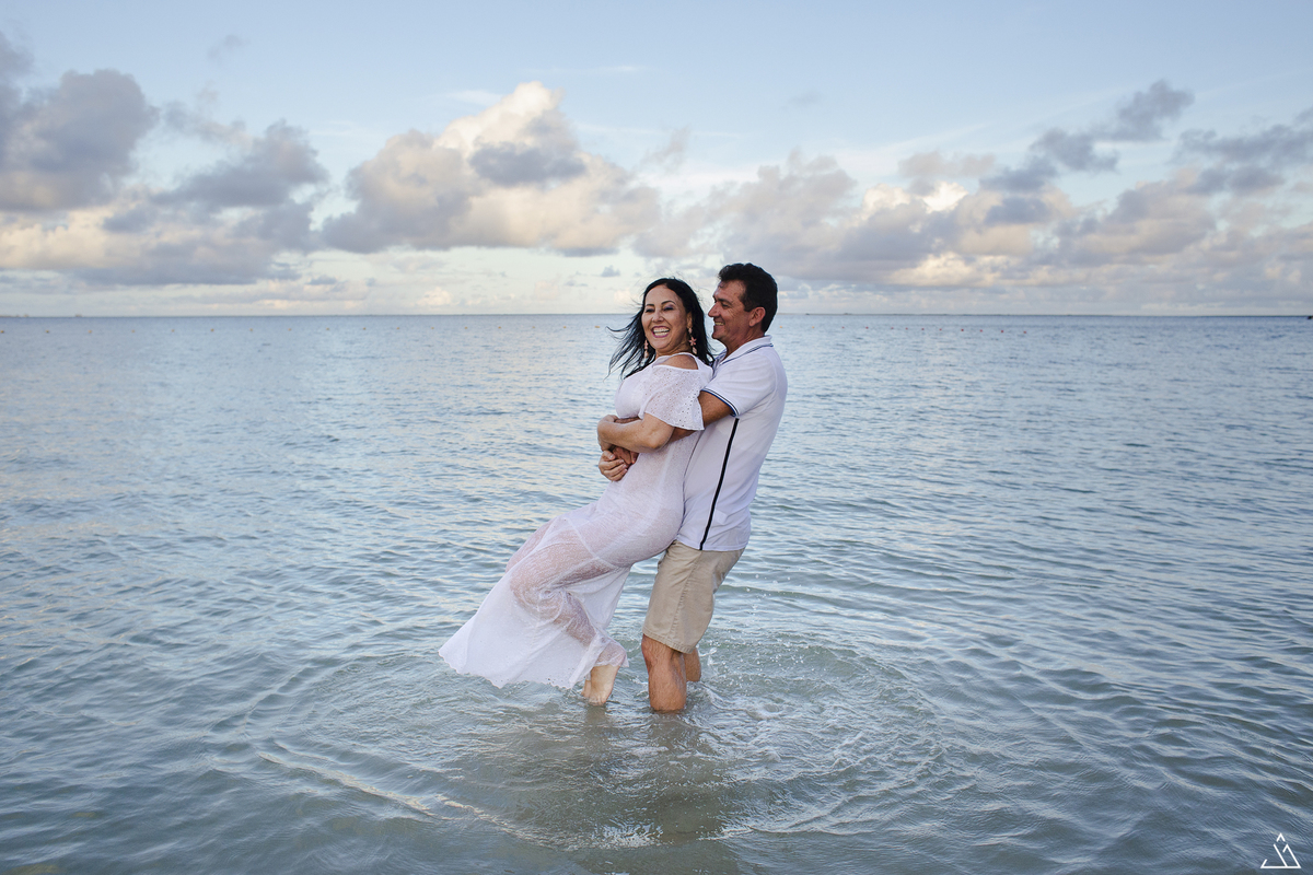 ensaio de casal na praia de Carneiros - PE. Jessica Mendes fotografia fazendo pré-casamento.