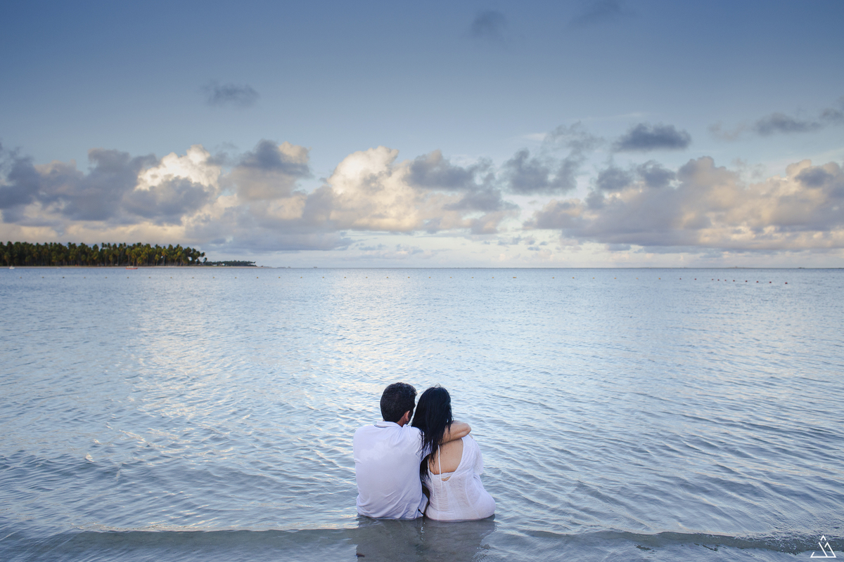 ensaio de casal na praia de Carneiros - PE. Jessica Mendes fotografia fazendo pré-casamento.
