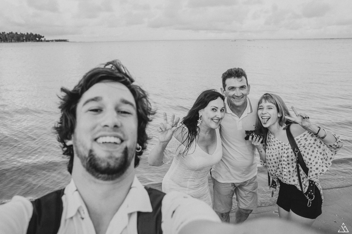 ensaio de casal na praia de Carneiros - PE. Jessica Mendes fotografia fazendo pré-casamento.