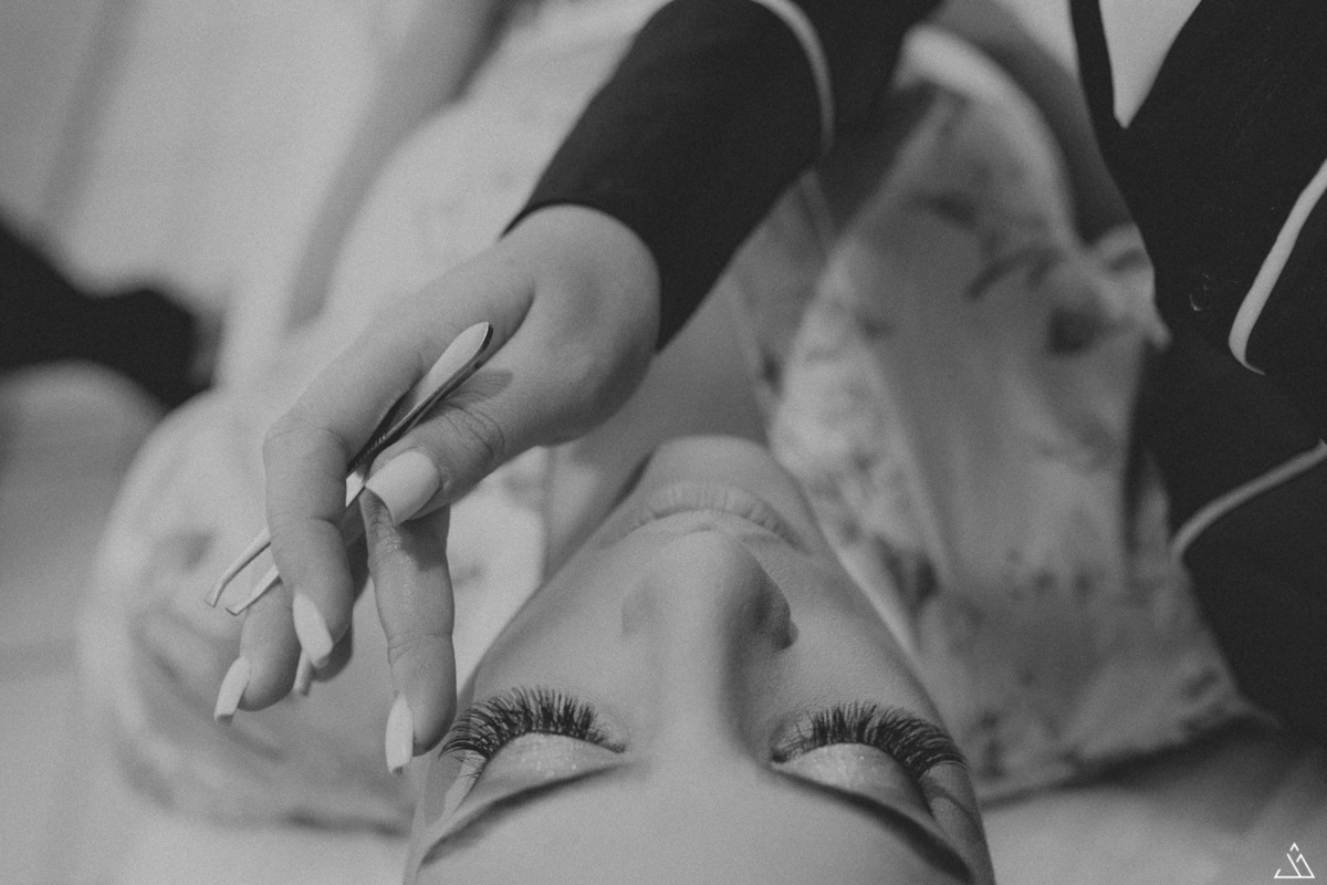 jessica mendes fotografia. Fotógrafo de casamento em Recife-PE. Making of da noiva se maquiando.