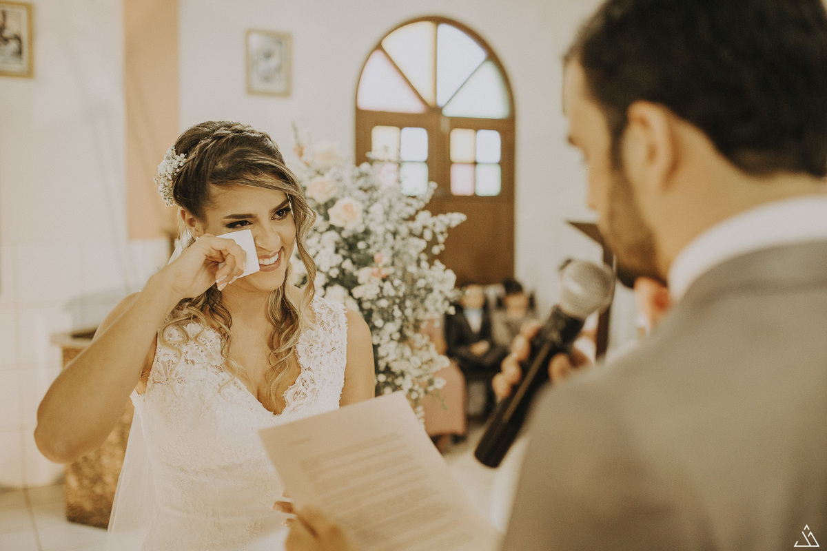 jessica mendes fotografia. Fotógrafo de casamento em Recife-PE.  Cerimônia de casamento. noiva chorando na igreja.