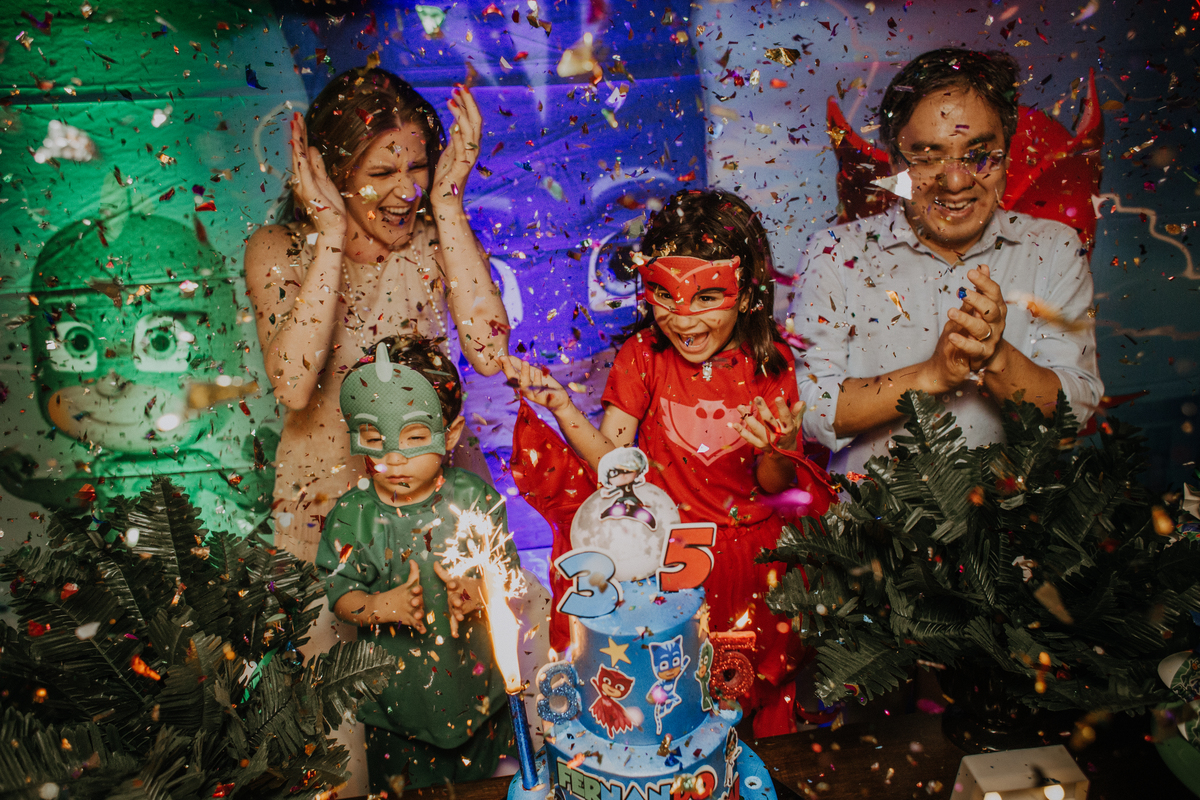 Jessica Mendes fotografia. Fotos da festa de aniversário infantil de 3 e 5 anos de idade de Ana e Fernando. Fotos de criança. Hora do parabéns.