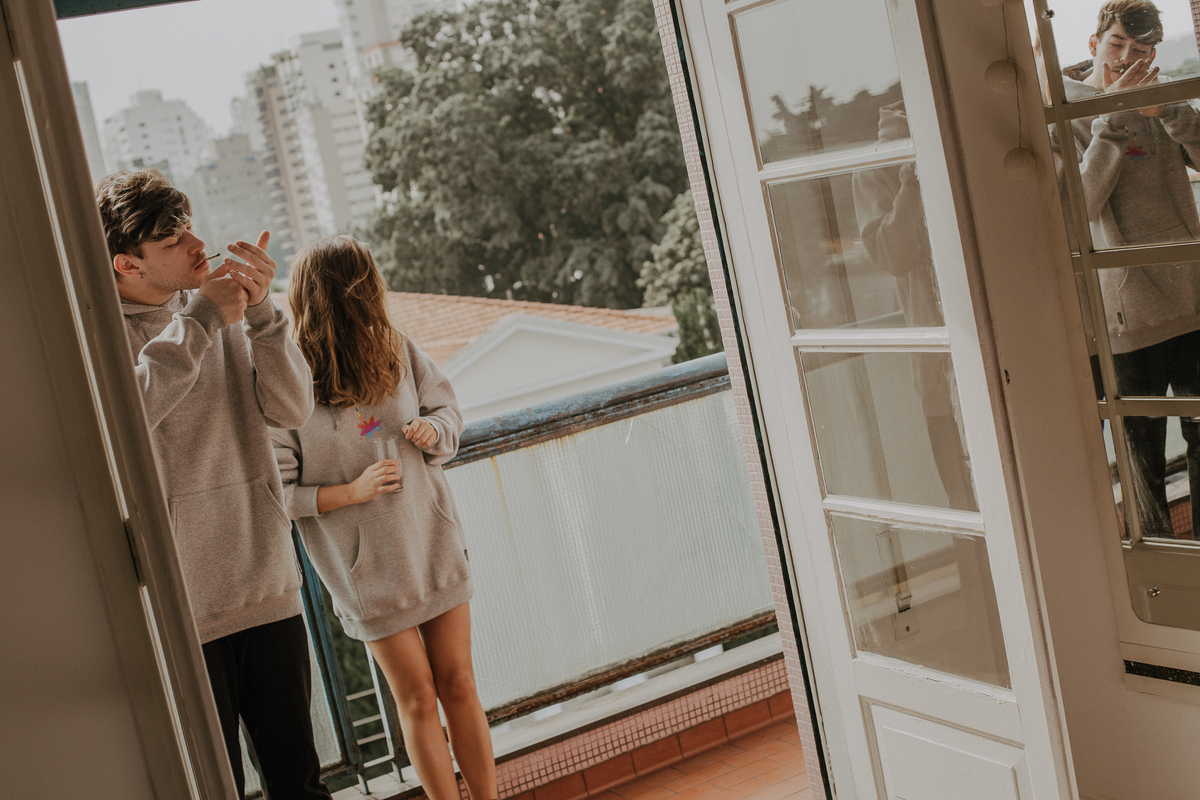 ensaio de casal são paulo. Pré casamento em são paulo. Foto de casal em casa na cama. Jessica Mendes Fotografia. Casal descolado . Fotos de casal fumando.
