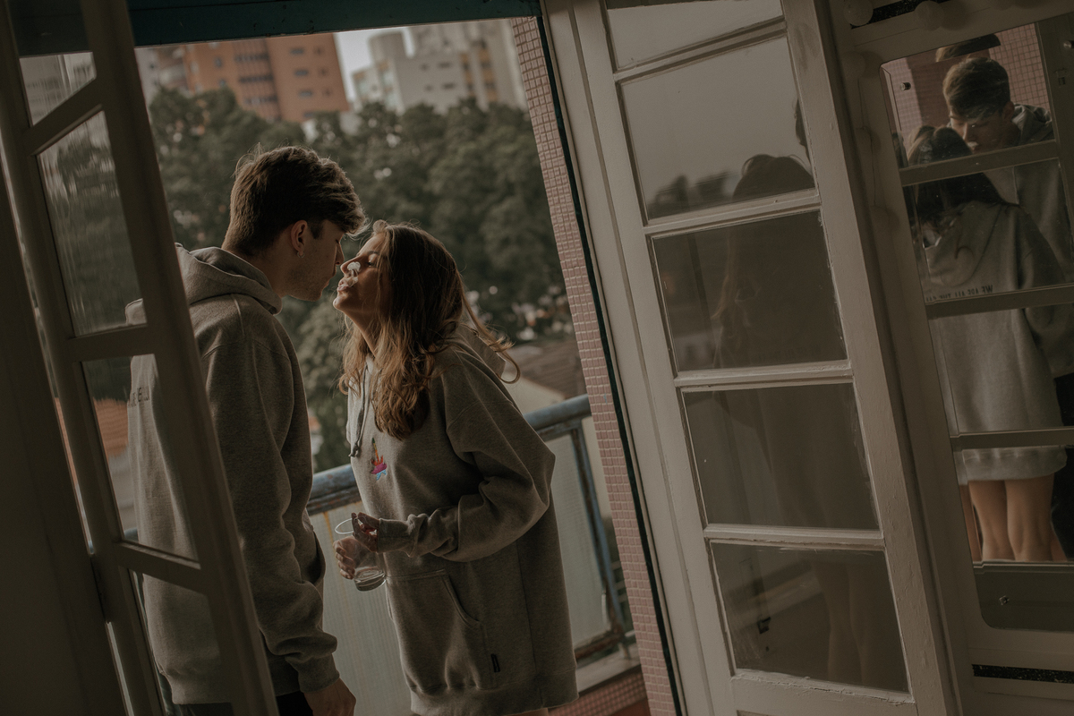 ensaio de casal são paulo. Pré casamento em são paulo. Foto de casal em casa na cama. Jessica Mendes Fotografia. Casal descolado . Fotos de casal fumando.