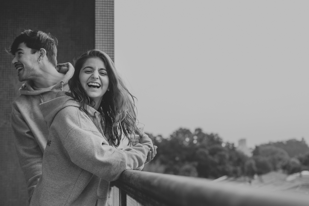 ensaio de casal são paulo. Pré casamento em são paulo. Foto de casal em casa na cama. Jessica Mendes Fotografia. Casal descolado . Fotos de casal fumando.