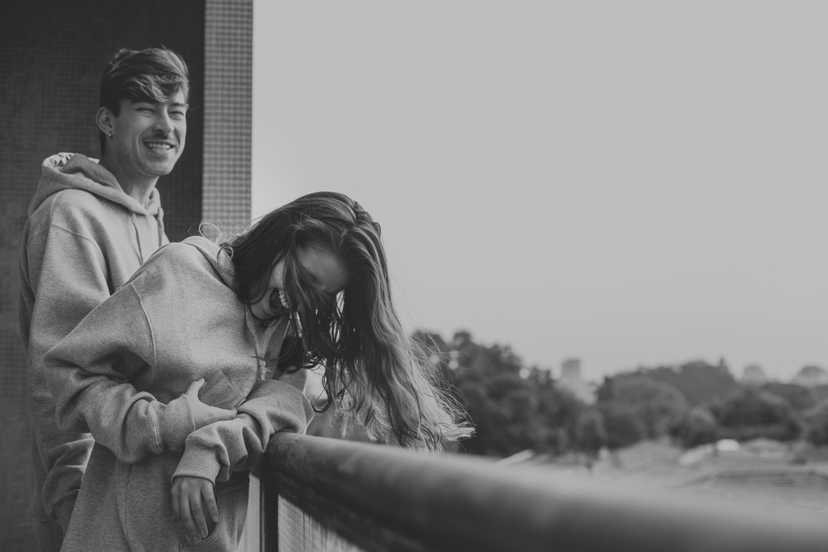 ensaio de casal são paulo. Pré casamento em são paulo. Foto de casal em casa na cama. Jessica Mendes Fotografia. Casal descolado . Fotos de casal fumando.