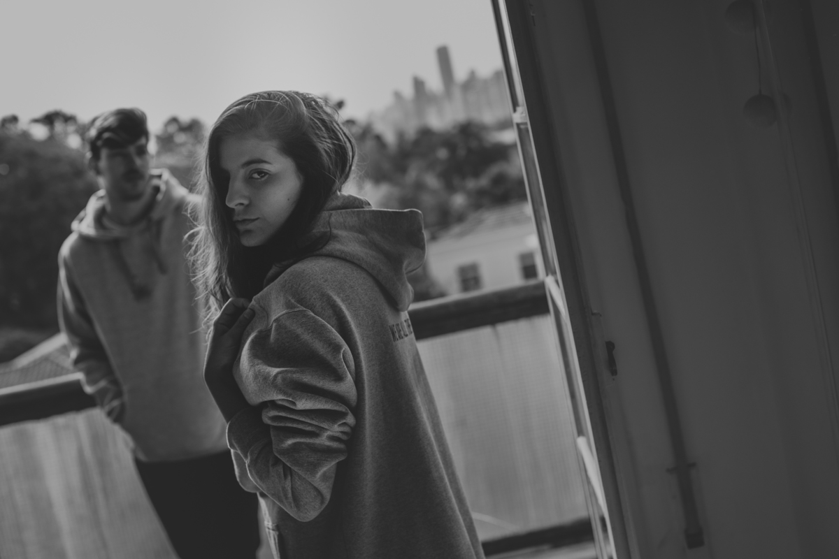 ensaio de casal são paulo. Pré casamento em são paulo. Foto de casal em casa na cama. Jessica Mendes Fotografia. Casal descolado . Fotos de casal fumando.