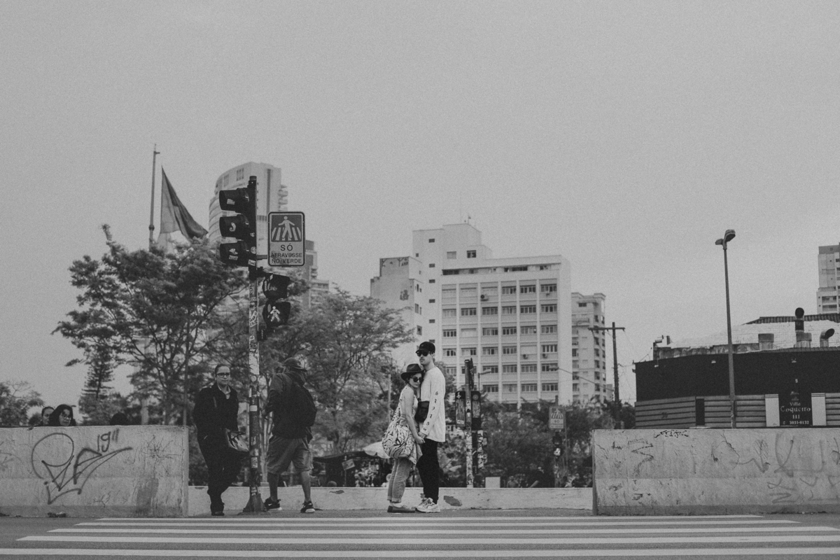 ensaio de casal são paulo. Pré casamento em são paulo. Foto de casal em casa na cama. Jessica Mendes Fotografia. Casal descolado . Fotos de casal fumando.