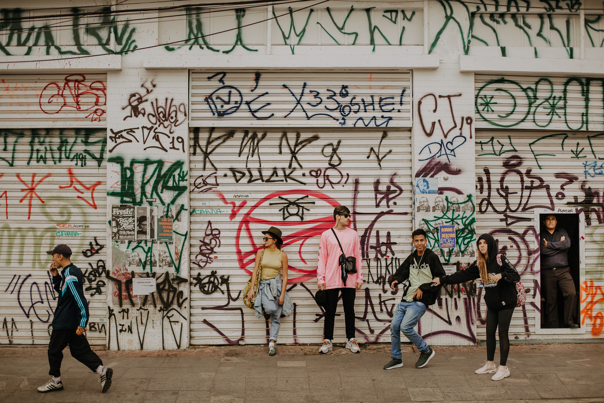 ensaio de casal são paulo. Pré casamento em são paulo. Foto de casal em casa na cama. Jessica Mendes Fotografia. Casal descolado . Fotos de casal fumando.