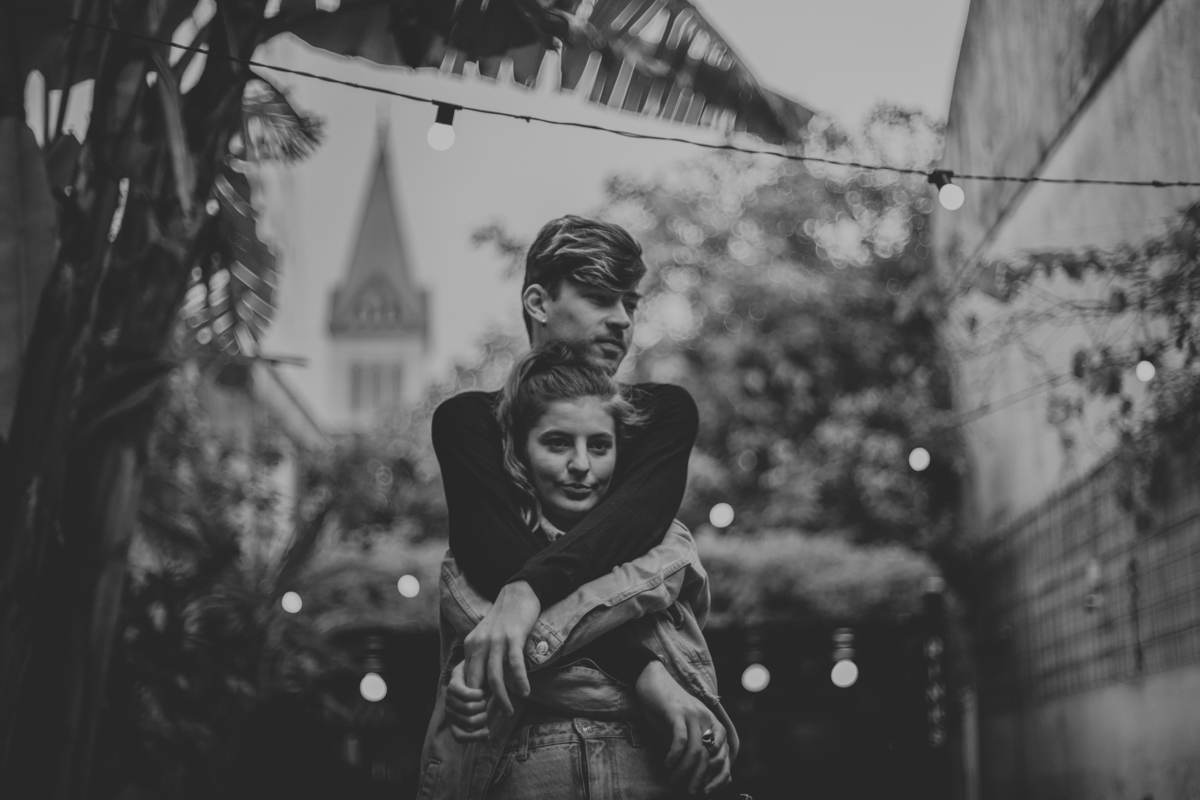 ensaio de casal são paulo. Pré casamento em são paulo. Foto de casal em casa na cama. Jessica Mendes Fotografia. Casal descolado . Fotos de casal fumando.