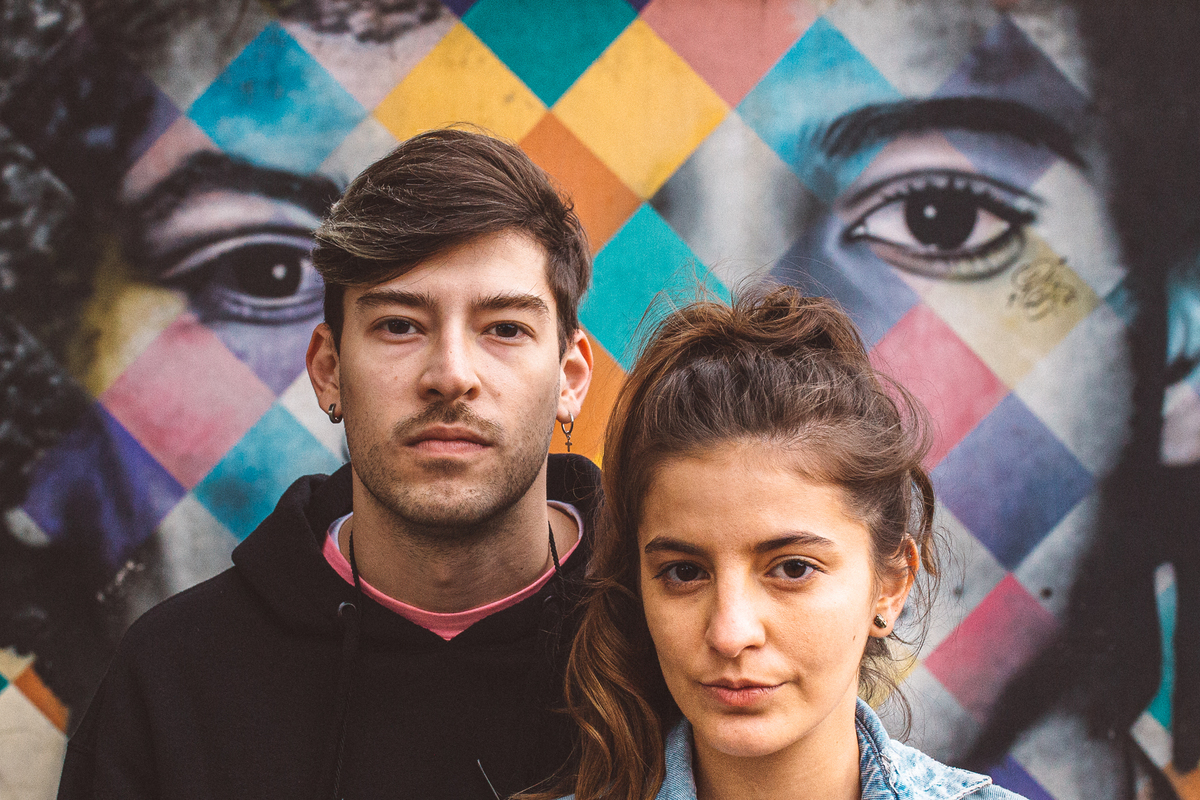 ensaio de casal são paulo. Pré casamento em são paulo. Foto de casal em casa na cama. Jessica Mendes Fotografia. Casal descolado . Fotos de casal fumando.