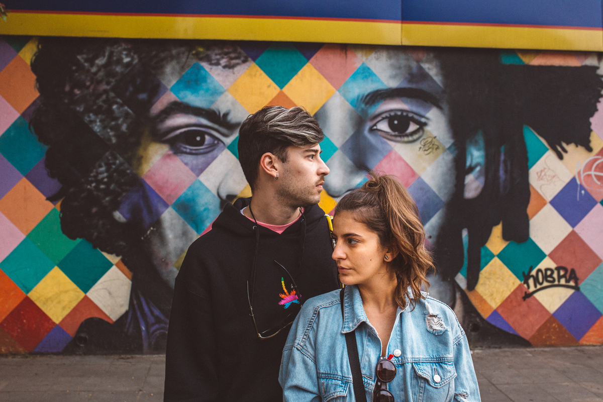 ensaio de casal são paulo. Pré casamento em são paulo. Foto de casal em casa na cama. Jessica Mendes Fotografia. Casal descolado . Fotos de casal fumando.