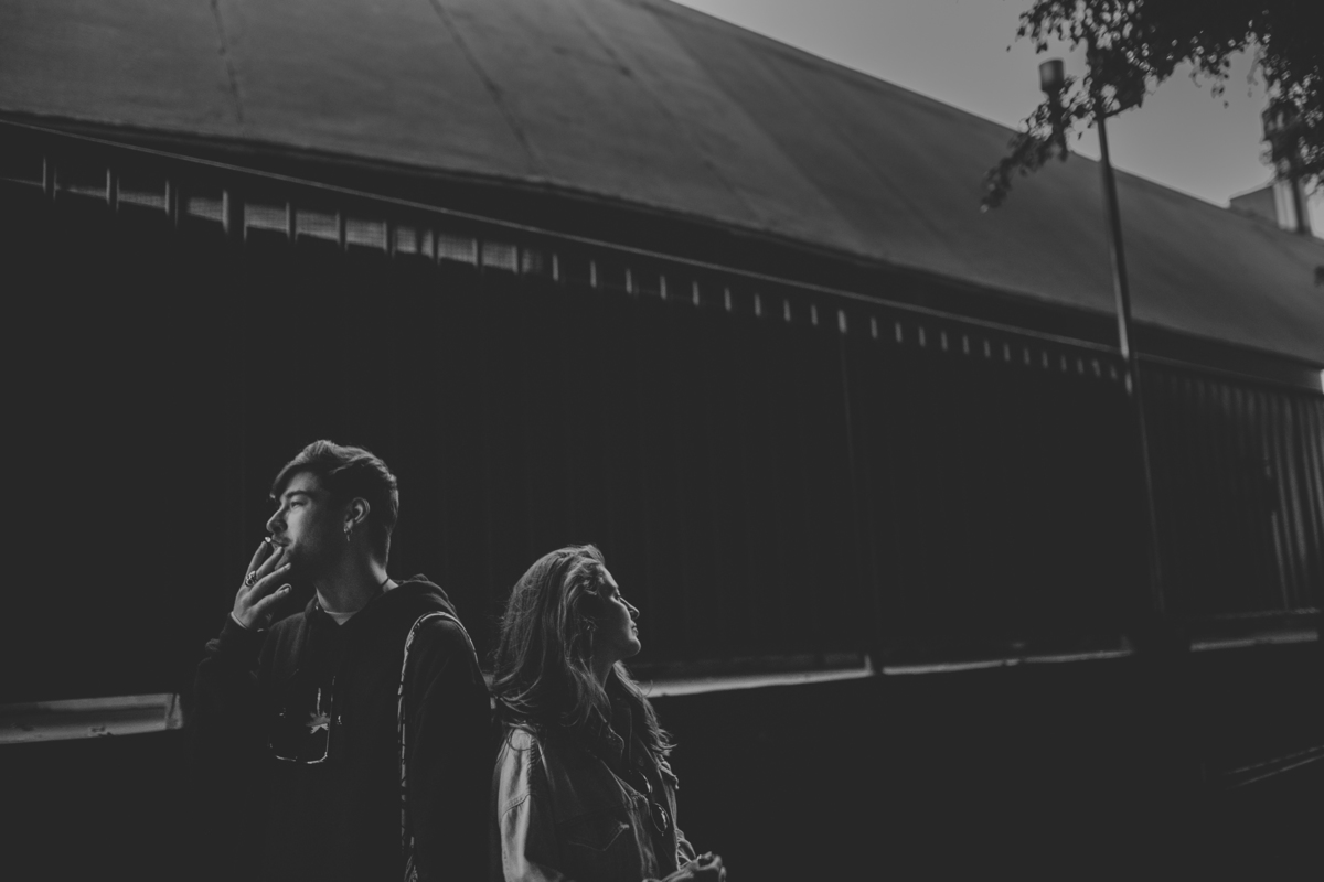 ensaio de casal são paulo. Pré casamento em são paulo. Foto de casal em casa na cama. Jessica Mendes Fotografia. Casal descolado . Fotos de casal fumando.