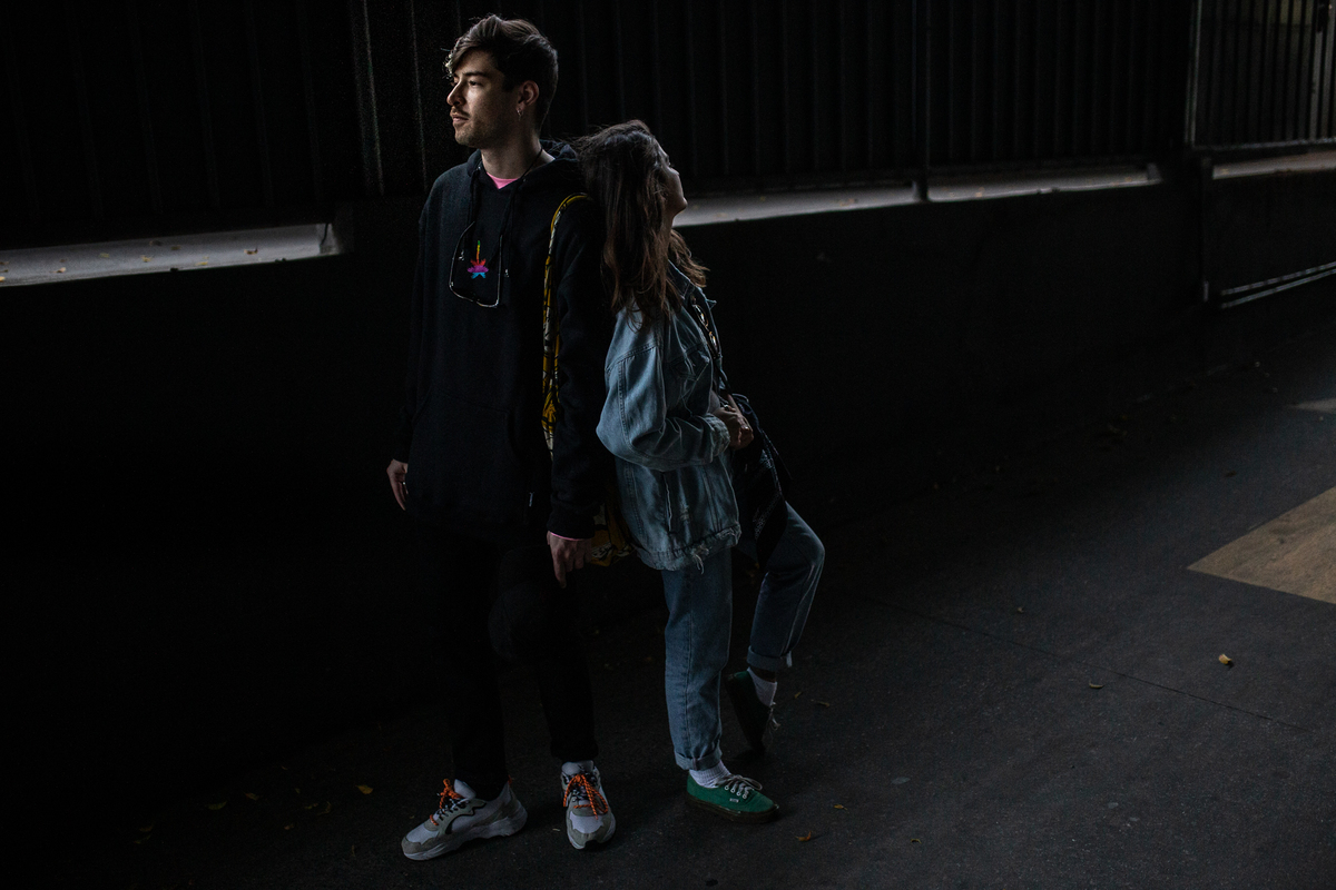 ensaio de casal são paulo. Pré casamento em são paulo. Foto de casal em casa na cama. Jessica Mendes Fotografia. Casal descolado . Fotos de casal fumando.