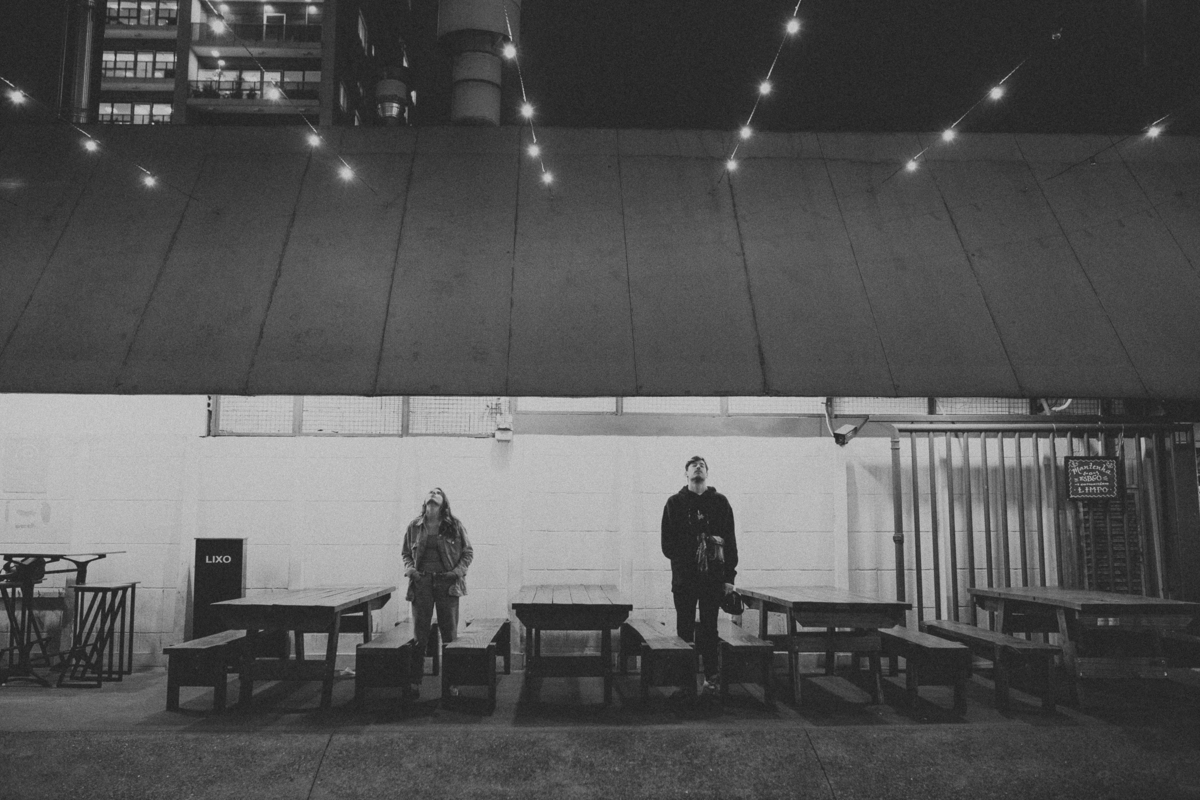 ensaio de casal são paulo. Pré casamento em são paulo. Foto de casal em casa na cama. Jessica Mendes Fotografia. Casal descolado . Fotos de casal fumando.