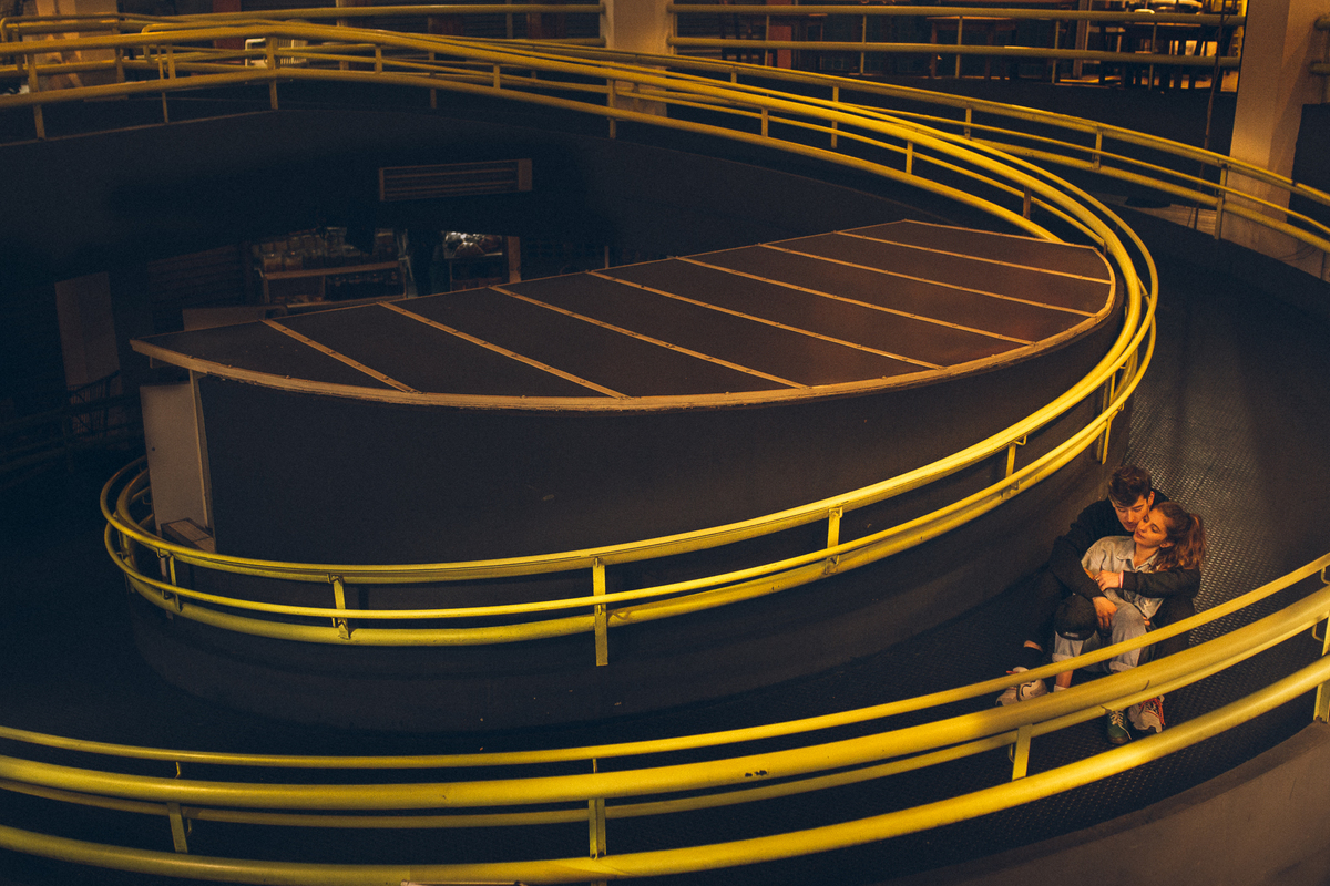 ensaio de casal são paulo. Pré casamento em são paulo. Foto de casal em casa na cama. Jessica Mendes Fotografia. Casal descolado . Fotos de casal fumando.