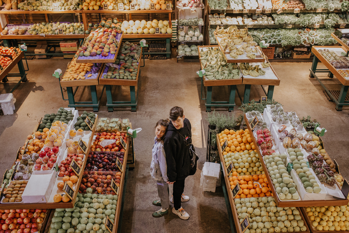 ensaio de casal são paulo. Pré casamento em são paulo. Foto de casal em casa na cama. Jessica Mendes Fotografia. Casal descolado . Fotos de casal fumando.