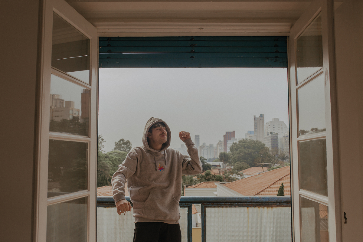 ensaio de casal são paulo. Pré casamento em são paulo. Foto de casal em casa na cama. Jessica Mendes Fotografia. Casal descolado . Fotos de casal fumando.