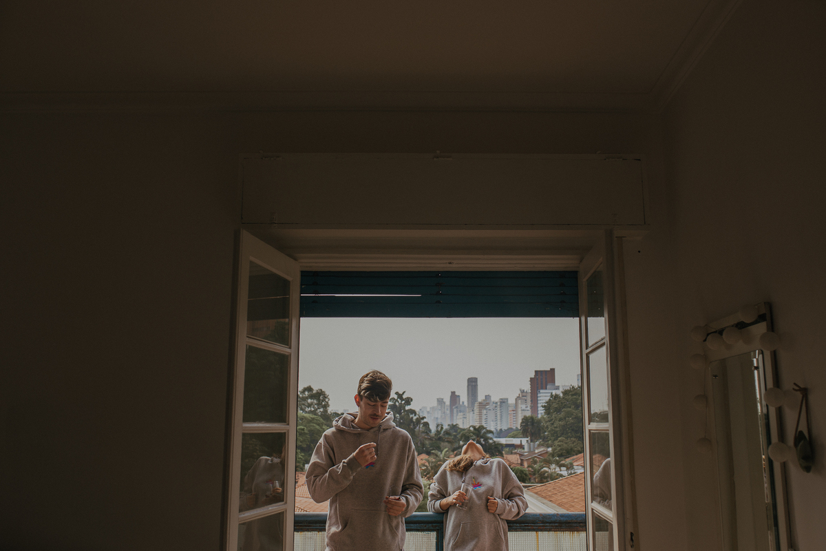 ensaio de casal são paulo. Pré casamento em são paulo. Foto de casal em casa na cama. Jessica Mendes Fotografia. Casal descolado . Fotos de casal fumando.
