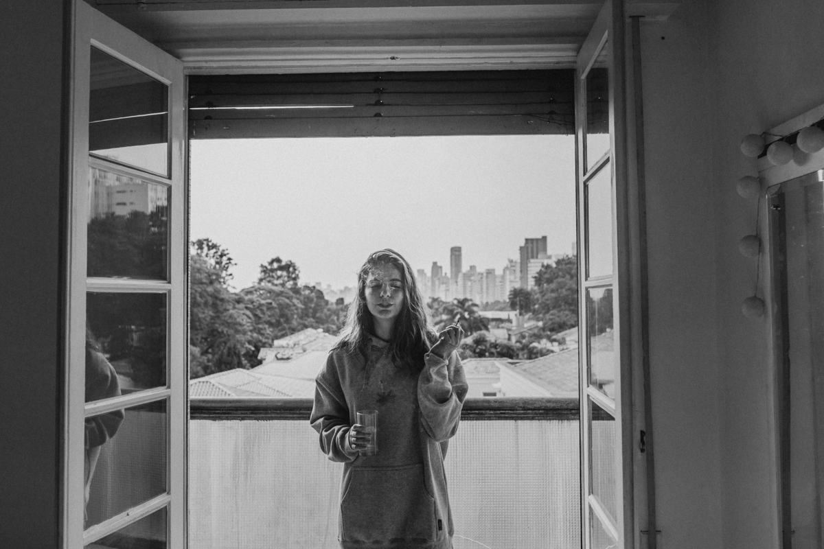 ensaio de casal são paulo. Pré casamento em são paulo. Foto de casal em casa na cama. Jessica Mendes Fotografia. Casal descolado . Fotos de casal fumando.
