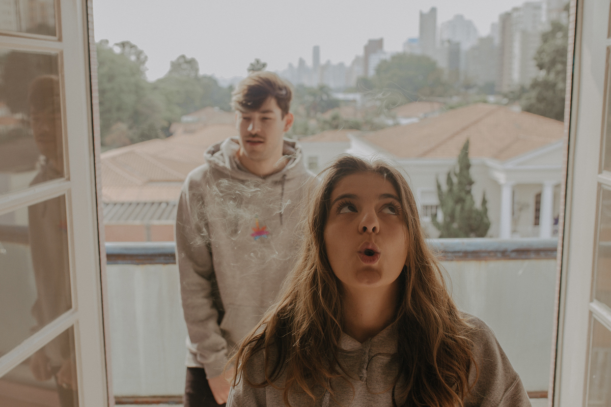 ensaio de casal são paulo. Pré casamento em são paulo. Foto de casal em casa na cama. Jessica Mendes Fotografia. Casal descolado . Fotos de casal fumando.