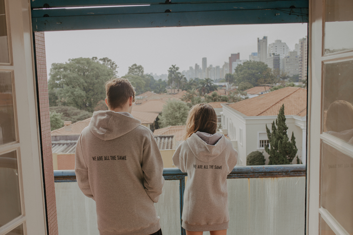 ensaio de casal são paulo. Pré casamento em são paulo. Foto de casal em casa na cama. Jessica Mendes Fotografia. Casal descolado . Fotos de casal fumando.