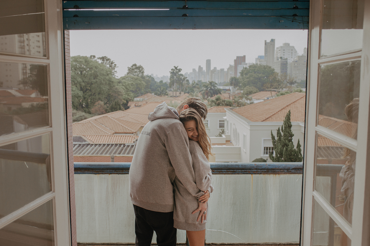 ensaio de casal são paulo. Pré casamento em são paulo. Foto de casal em casa na cama. Jessica Mendes Fotografia. Casal descolado . Fotos de casal fumando.